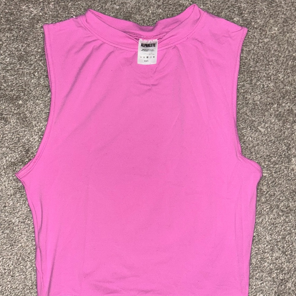 Alphalete Women's Vibrant Pink Cropped Muscle Tee